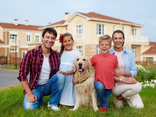 Familia com seu animal de estimação