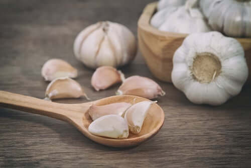 O enxofre contido no alho favorece a produção de colágeno natural. Assim, seu consumo de alho alivia a dor nas articulações