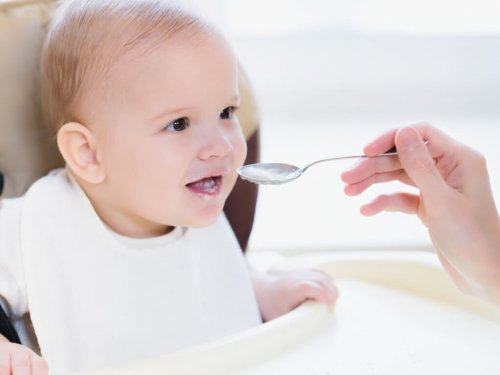 Bebê comendo papinha de frutas