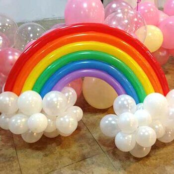 Decorar com balões em forma de arco-iris