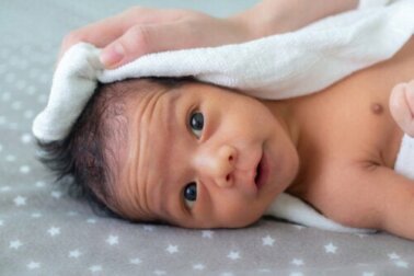 Como dar banho em um bebê recém-nascido?
