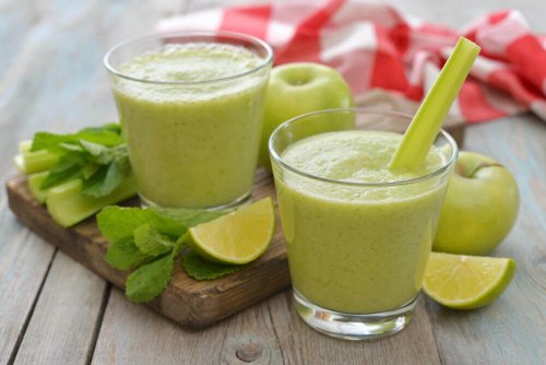Batida de aipo e maçã verde