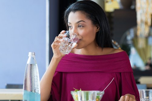 Se quiser mudar seus hábitos alimentares comece bebendo bastante água