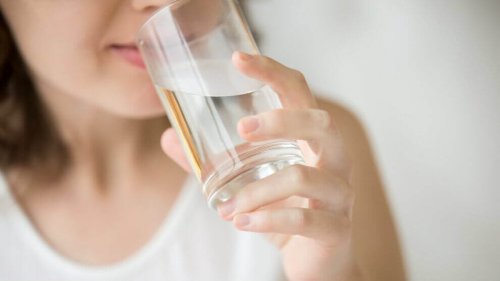 Mulher bebendo água para perder peso