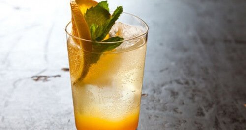Bebida de laranja e hortelã