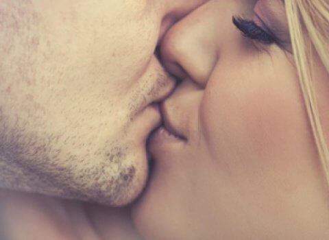Beijo entre homem e mulher