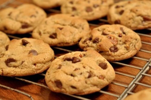 Biscoitos caseiros com gotas de chocolate