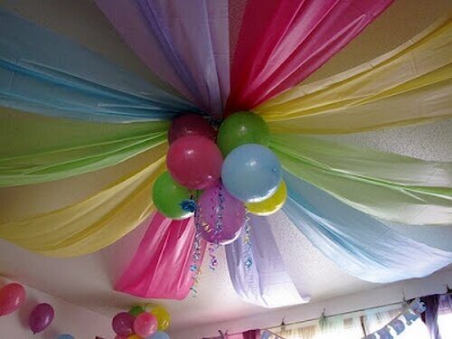 Teto decorado com panos e balões de cores