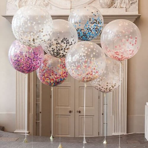 Sala decorada com balões transparentes