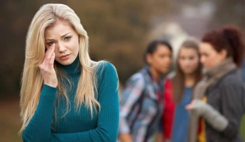 Mulher com vitimismo crônico chorando