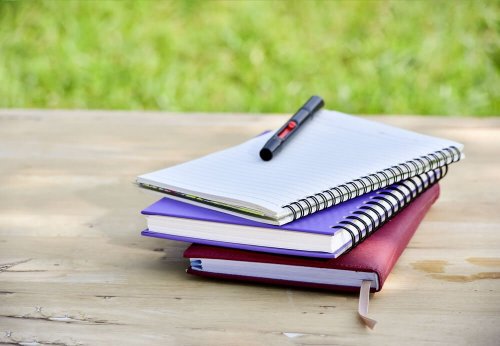Aproveitar cadernos velhos para fazer cadernos novos