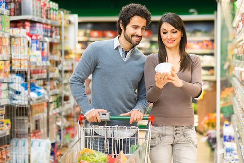 Casal fazendo compras no supermercado