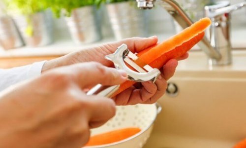 Descascar cenoura