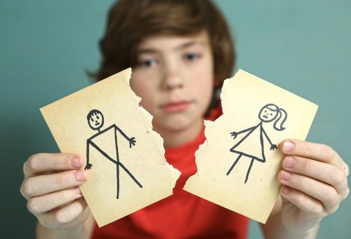 Filho mostrando desenho de pais divorciados