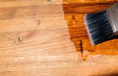 Pode encerar seu piso de madeira com um pincel