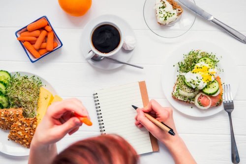 Pessoa registrando sua alimentação