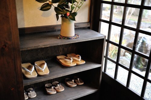 Closet para sapatos com madeira