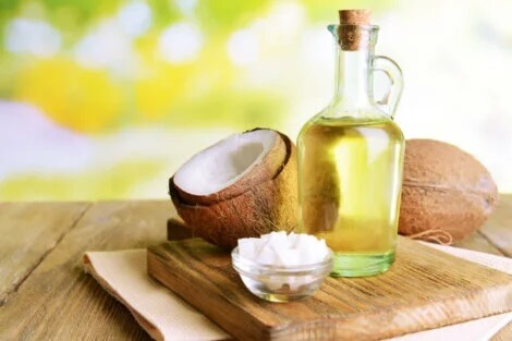 Óleo de coco para controlar o crescimento excessivo da cândida