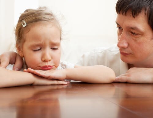 Pai consolando a filha