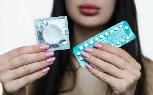 Mulher segurando contraceptivos
