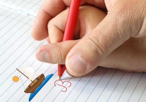Pai ensinando filho com problemas de aprendizagem a escrever