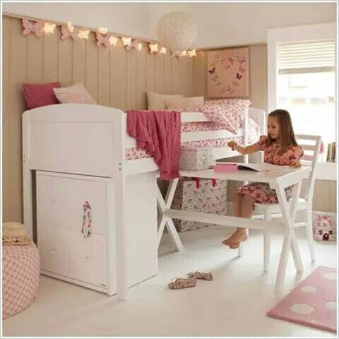 Menina em seu quarto