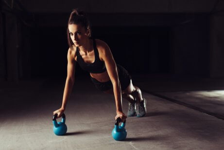 Mulher fazendo exercícios