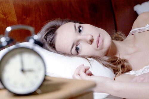 Mulher se sentindo cansada e não conseguindo dormir