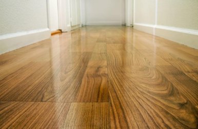 4 formas de encerar seu piso de madeira