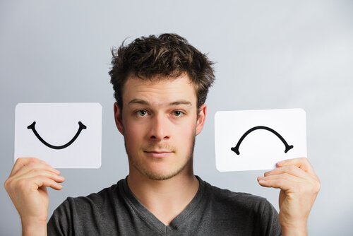 Homem mostrando a diferença na mente de um bipolar