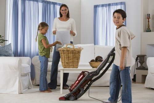 Família limpando a casa junta