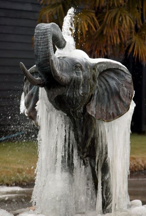 Fontes de água com estátuas