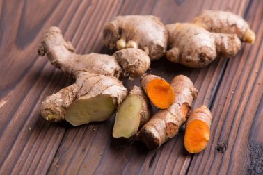 Delicioso chá de gengibre e cúrcuma para perder peso