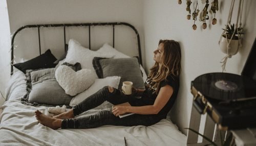 Mulher bebendo chá na dieta FMD
