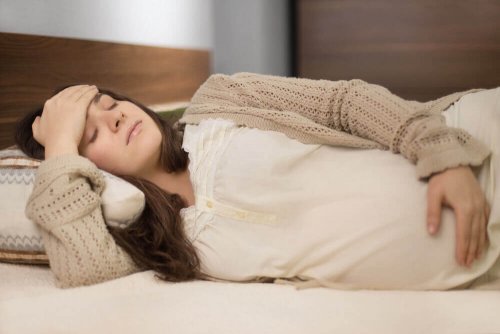 Mulher grávida deitada na cama