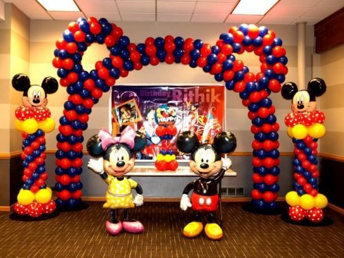 Decoração com balões em festa de Minnie e Mickey mouse