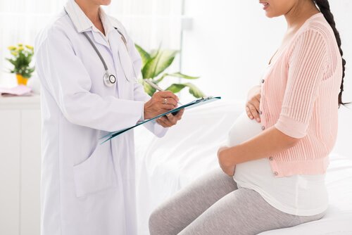 Mulher grávida fazendo consulta sobre doenças comuns