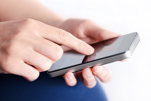 Distrair-se com o celular pode ajudar a vencer os desejos