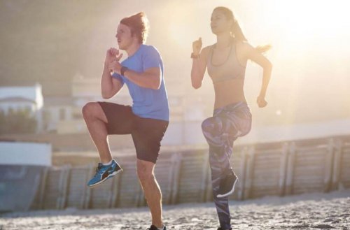Exercícios cardiovasculares com levantamento de pernas