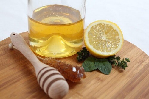O clássico xarope caseiro de mel com limão ainda continua a figurar como um complemento para ajudar a aliviar os sintomas de problemas respiratórios