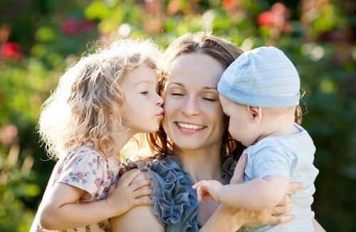 Mãe próxima aos filhos