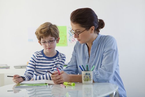 Mãe ensinando filho com problemas de aprendizagem