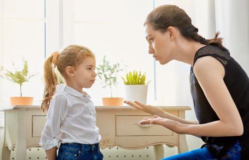 Mãe explicando algo para a filha