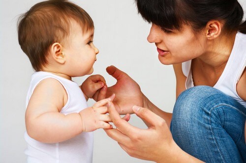 Os pais e demais membros da família devem se comunicar de maneira frequente com as crianças que têm um atraso na linguagem