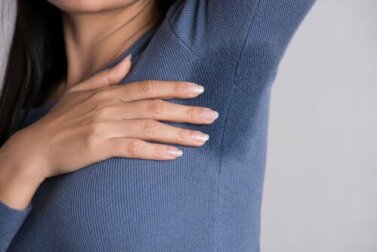 6 truques para remover manchas de suor das roupas