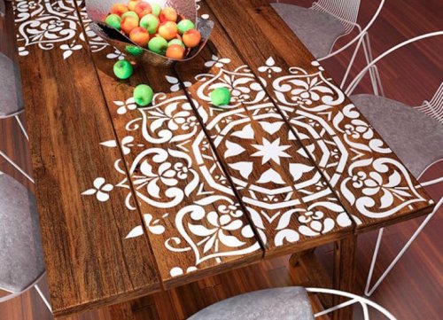 Mesa decorada com mandalas
