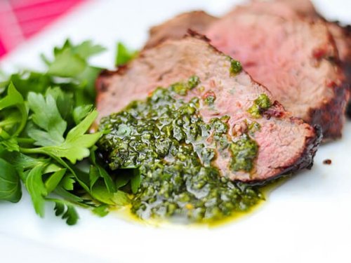 Carne com molho chimichurri