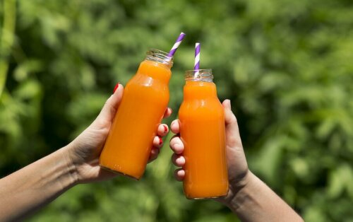 Shake de laranja, aipo, hortelã e salsinha
