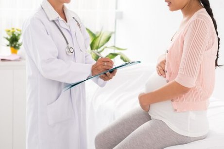 Mulher grávida consultando um perinatologista