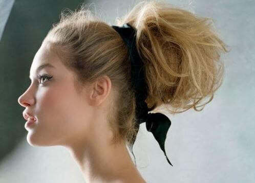 Mulher com penteado preso